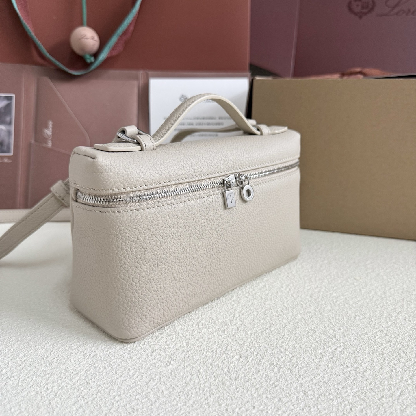 L0r0 P1ana Extra Pocket L19 Grained Calfskin 11 x 19 x 6.5 cm