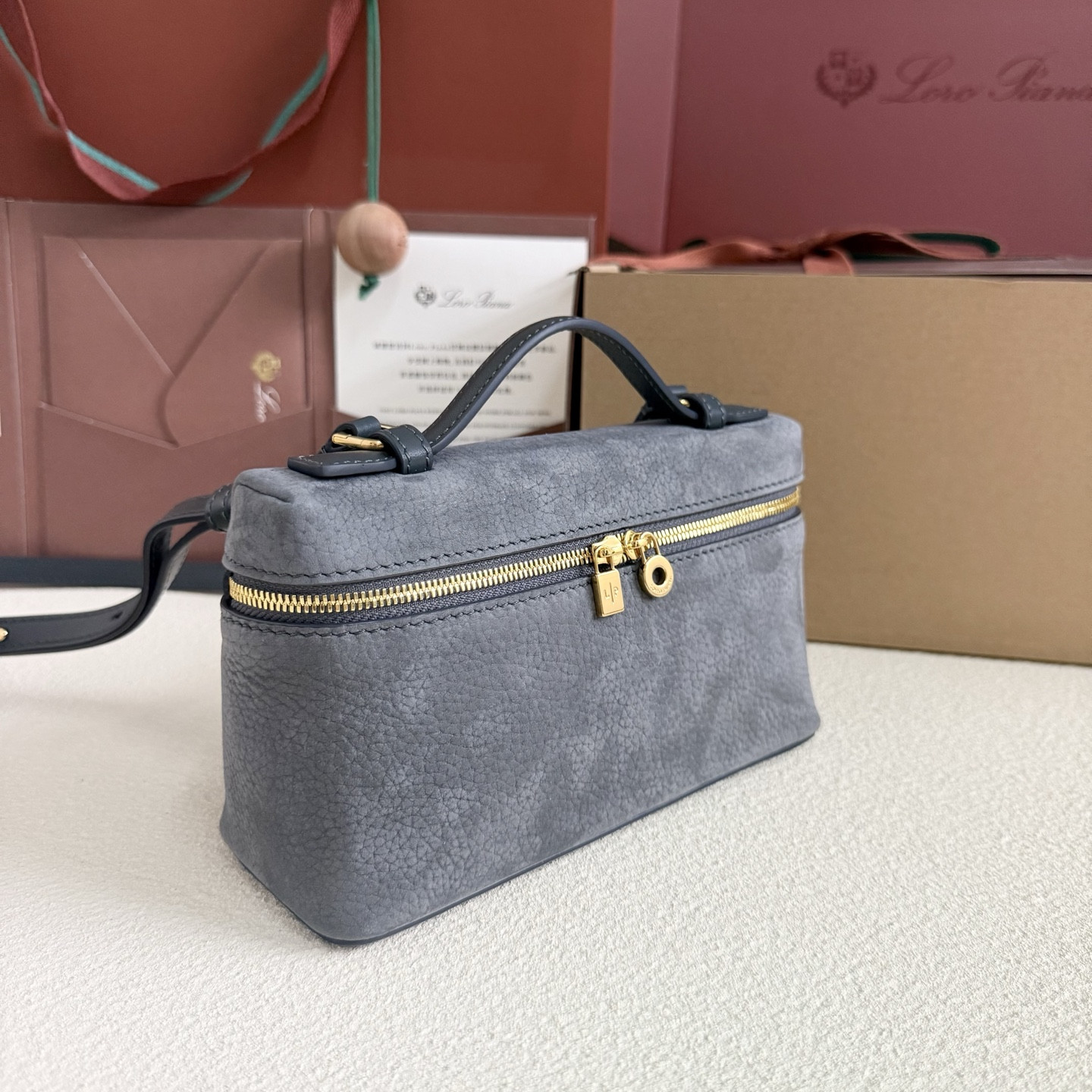 L0r0 P1ana Extra Pocket L19 Grained Calfskin 11 x 19 x 6.5 cm