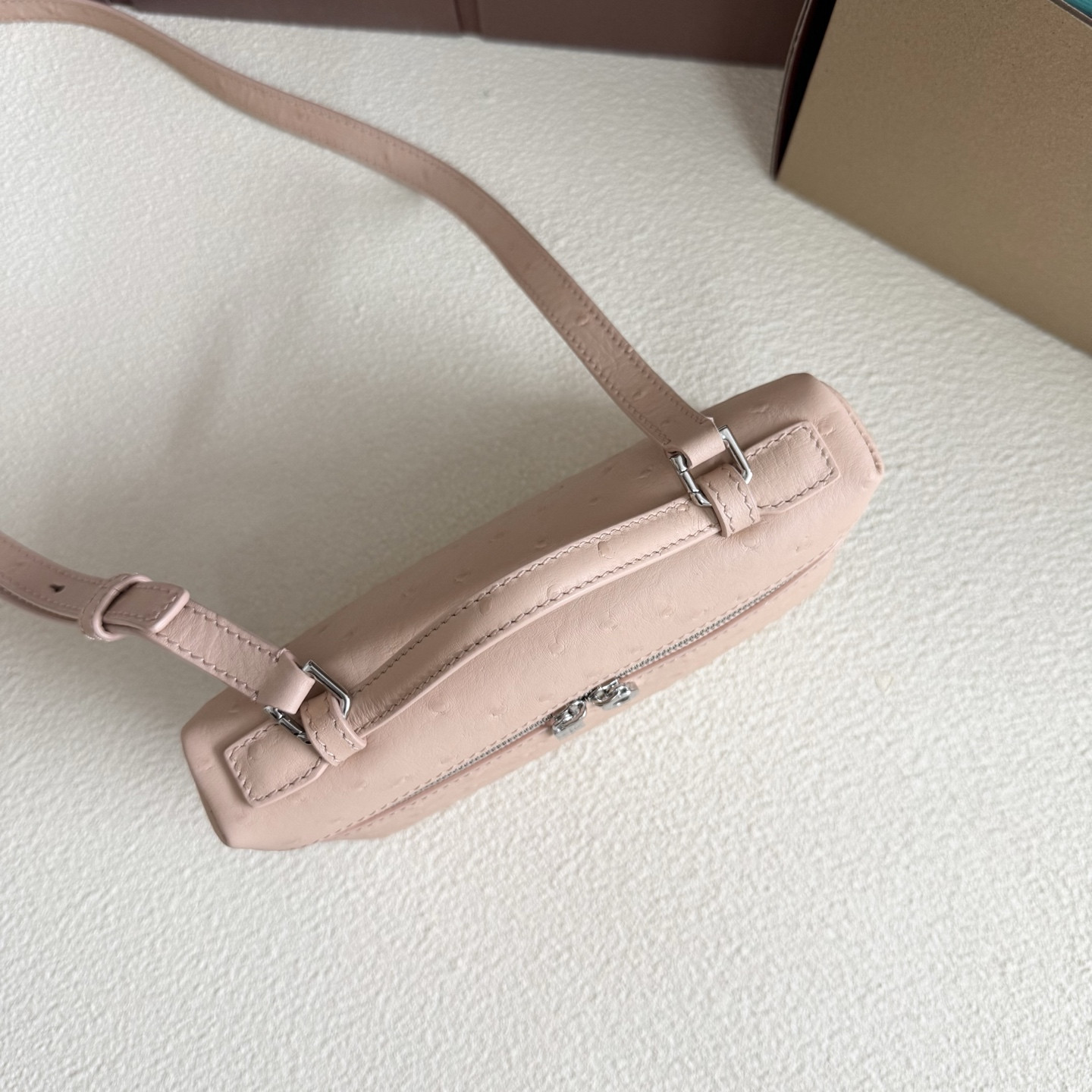 L0r0 P1ana Extra Pocket L19 Ostrich-grained Leather 11 x 19 x 6.5 cm
