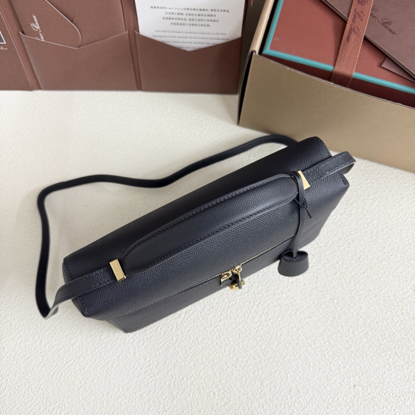 L0r0 P1ana Extra Pocket L27 Calfskin 16x27x10cm