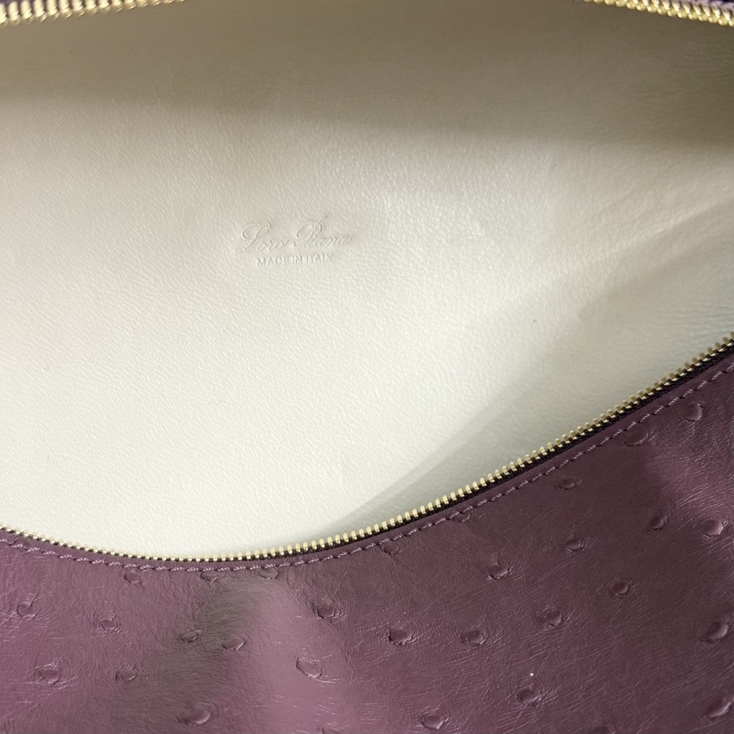 L0r0 P1ana Extra Pocket L27 Ostrich-grained Leather 16x27x10cm