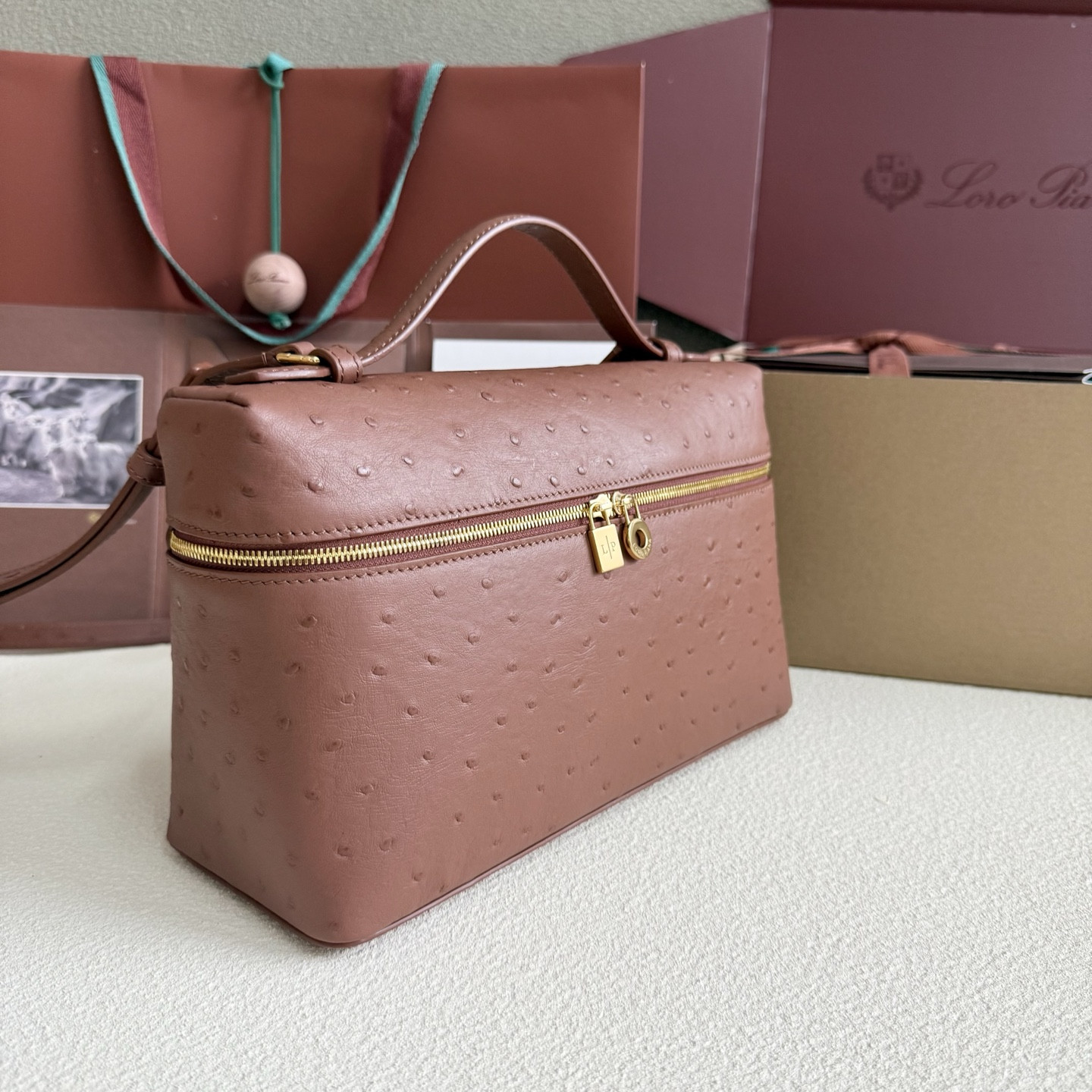 L0r0 P1ana Extra Pocket L27 Ostrich-grained Leather 16x27x10cm