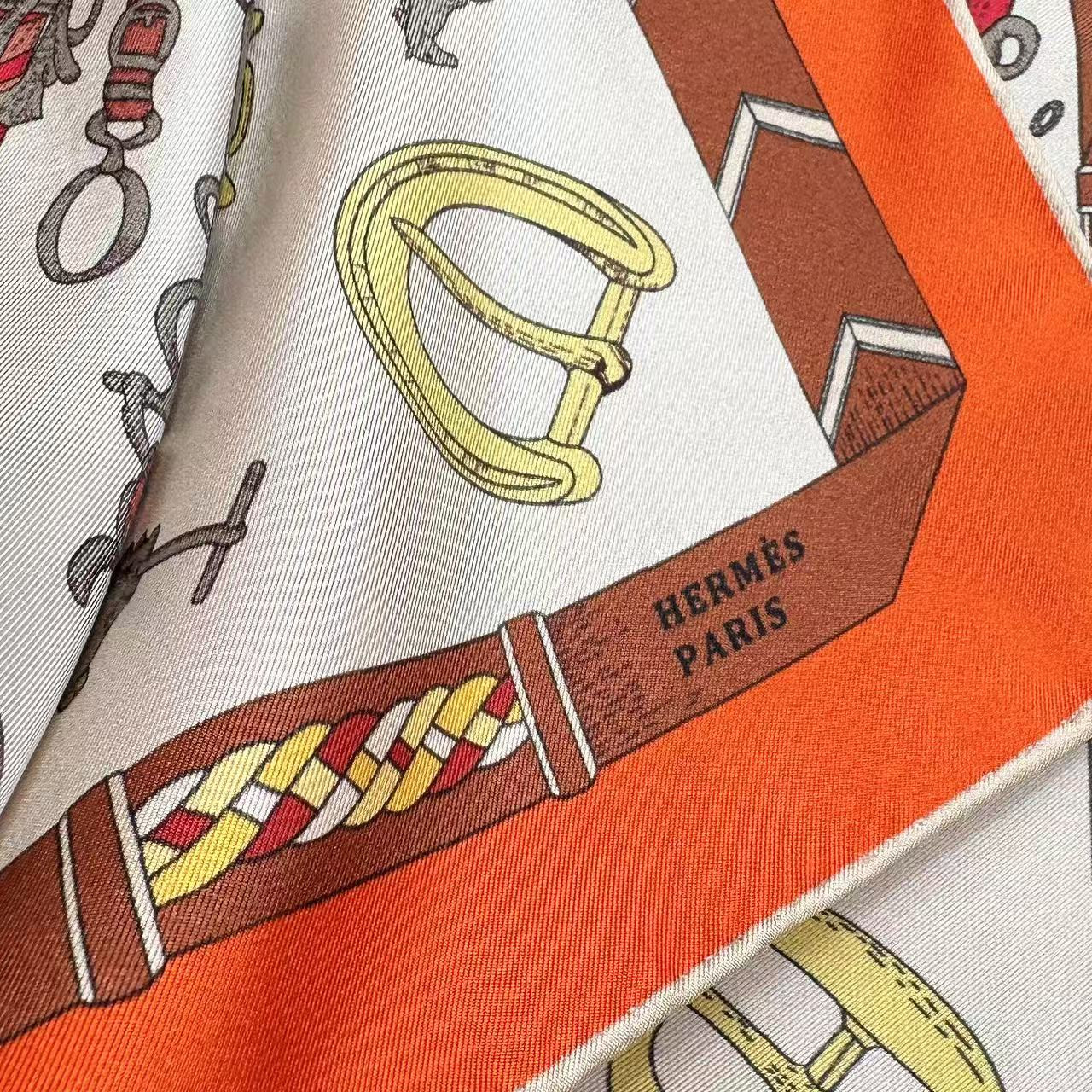 H**me5 scarf 88.5x88.5cm