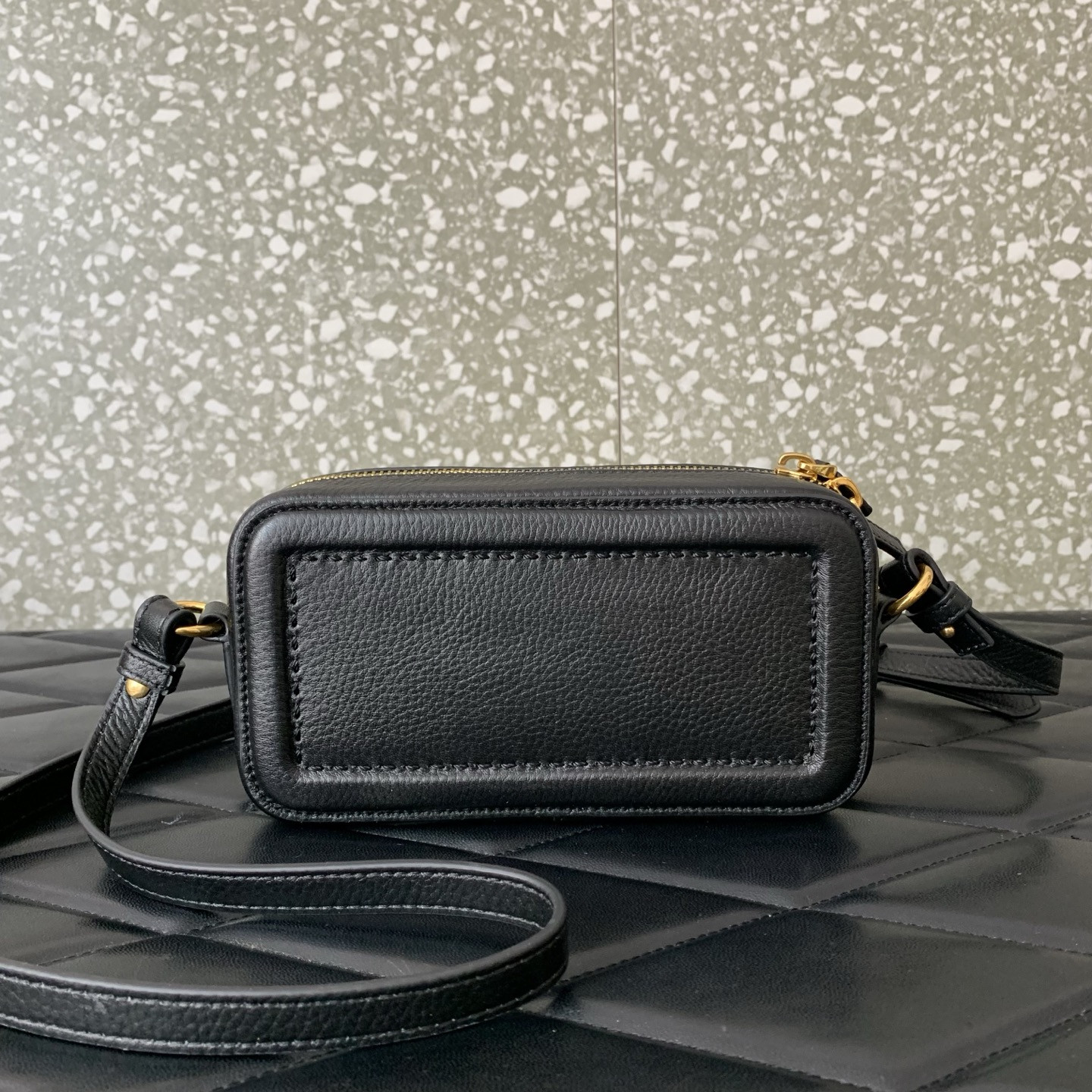 Va1e*ntin0 Garavani Alltime Mini Camera Bag 19x10x5cm