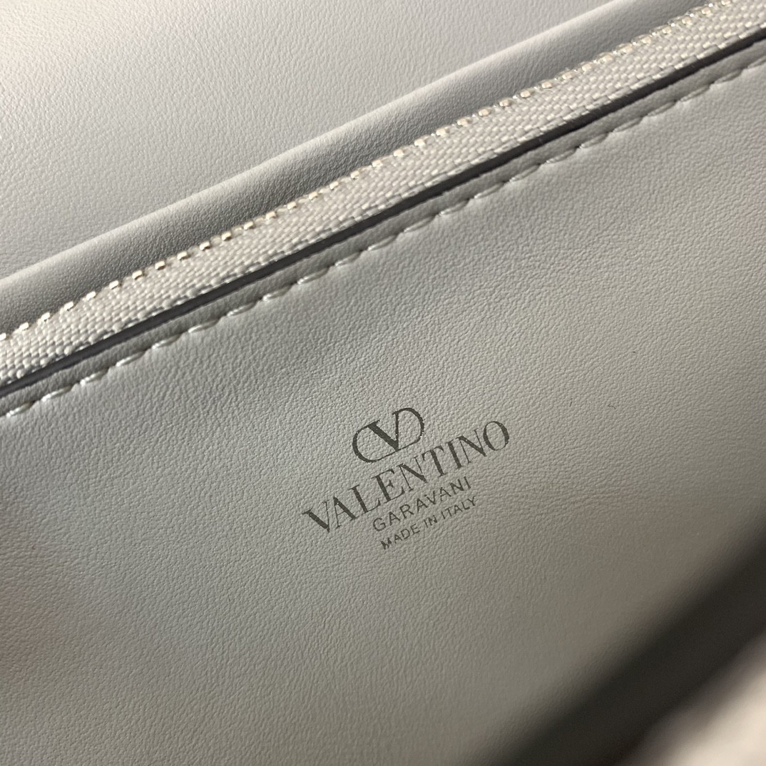 Va1e*ntin0 VLogo Signature Metallic Wallet With Chain 20x5.5x10cm