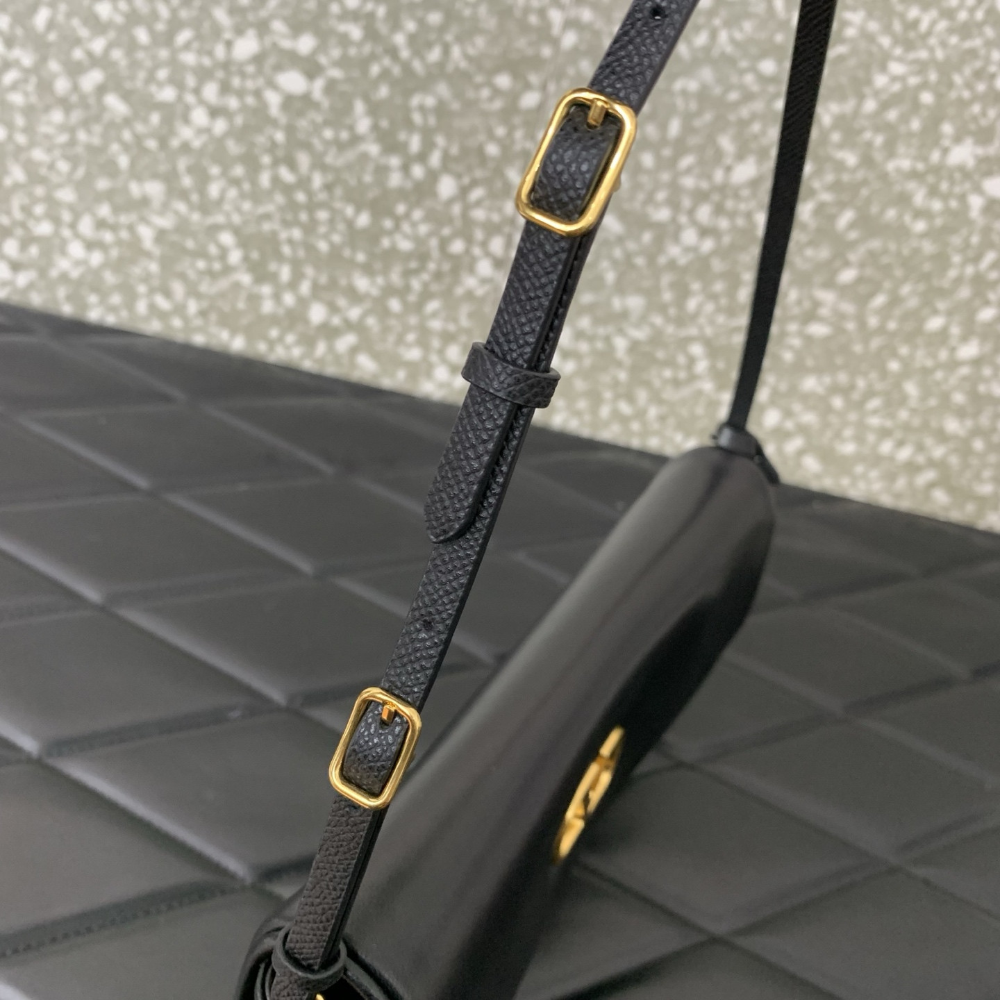 Va1e*ntin0 Garavani Devain Small Nappa Shoulder Bag 23.5x12x3cm
