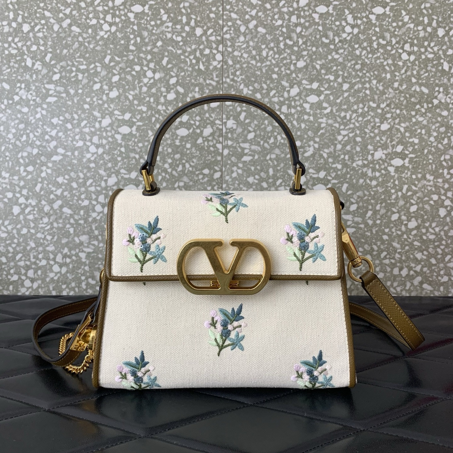 Va1e*ntin0 Garavani Vsling Small Handbag 22x17x9cm