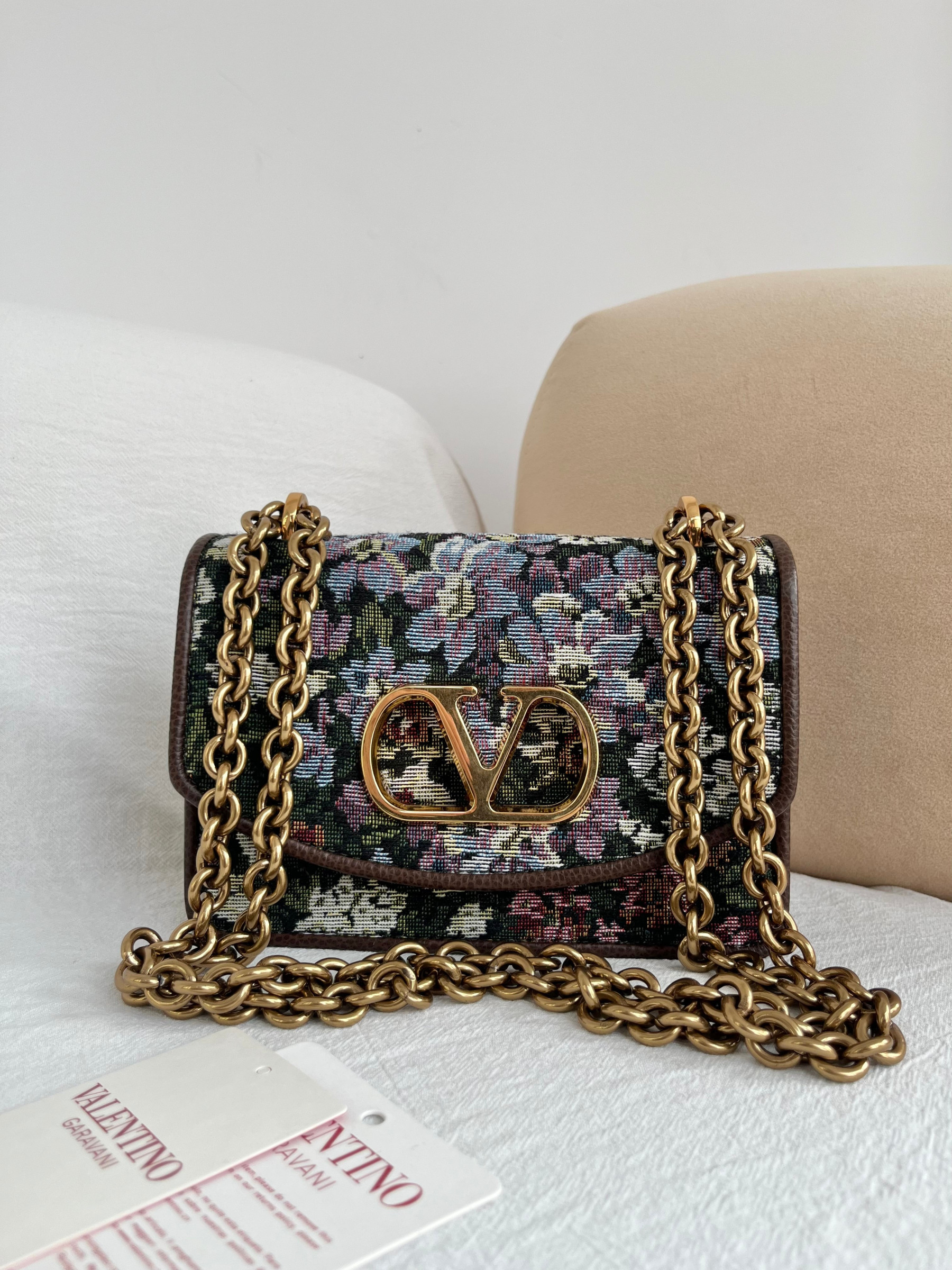 Va1e*ntin0 Garavani Vain Embroidered Shoulder Bag 13x19.5x7cm