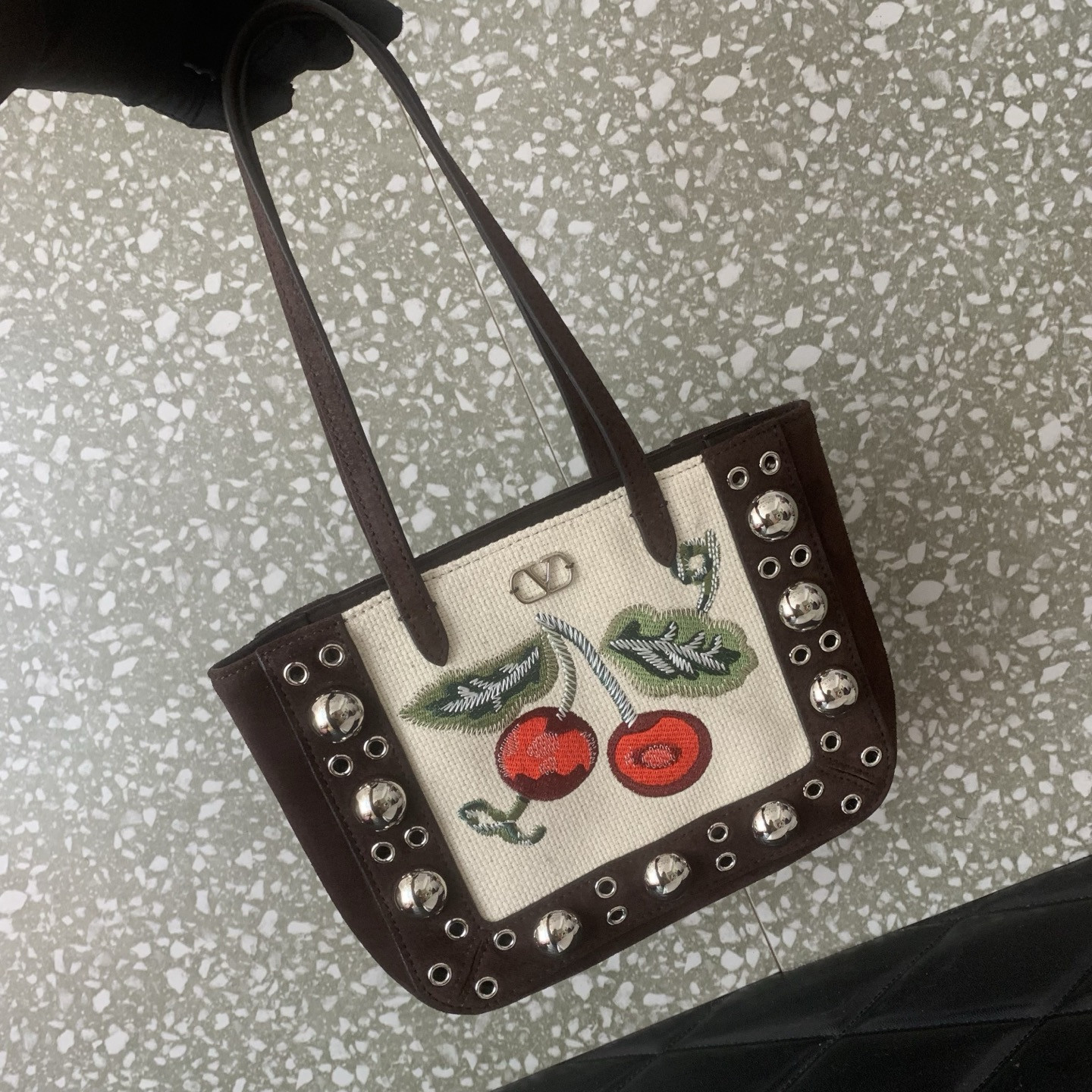 Va1e*ntin0 Garavani Nellcôte Mini Embroidered Shopping Bag 21x16x5cm