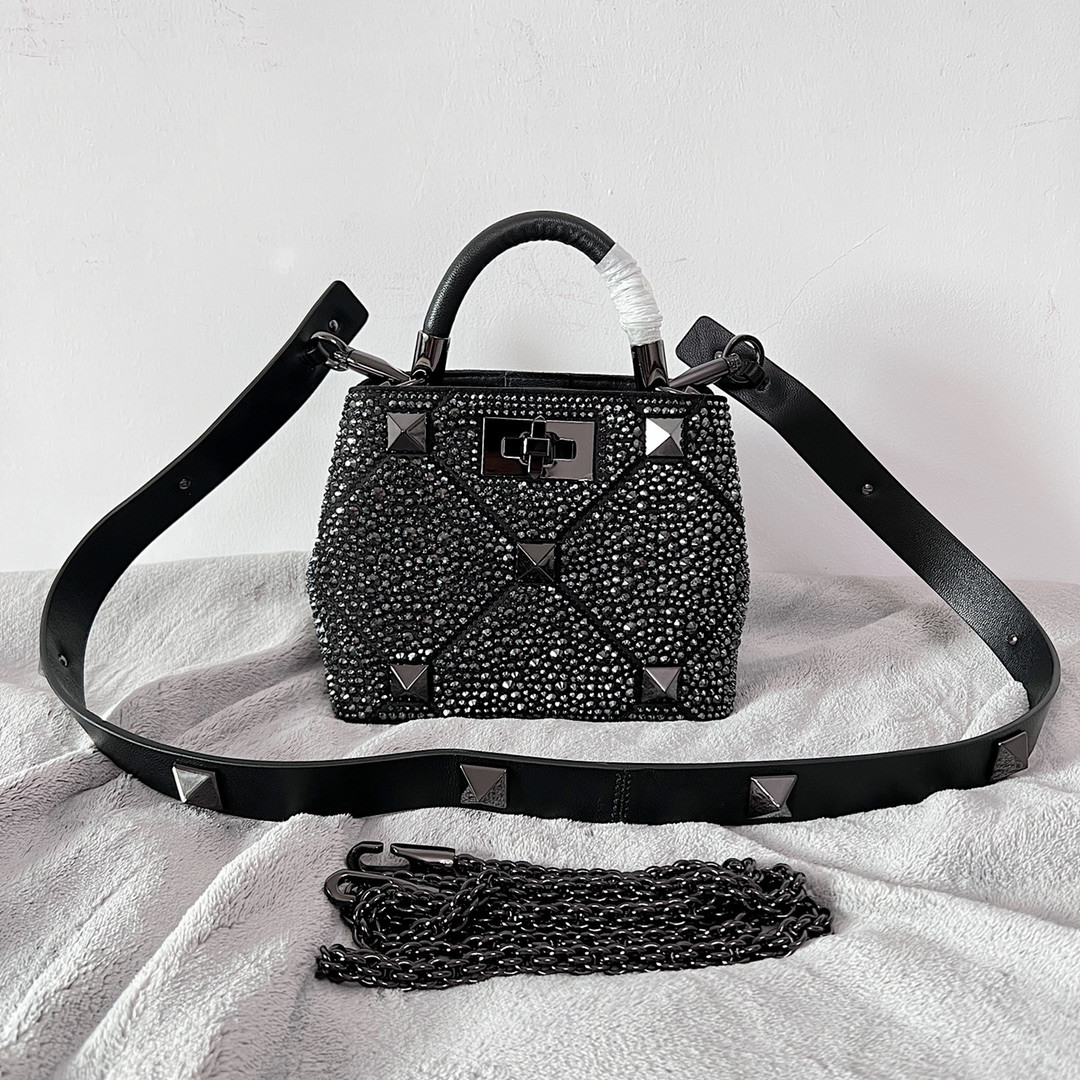 Va1e*ntin0 Garavani Roman Stud Bag 20x15x9cm