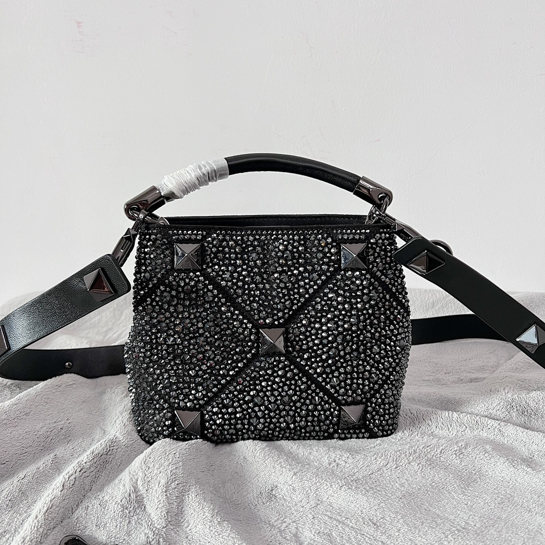 Va1e*ntin0 Garavani Roman Stud Bag 20x15x9cm
