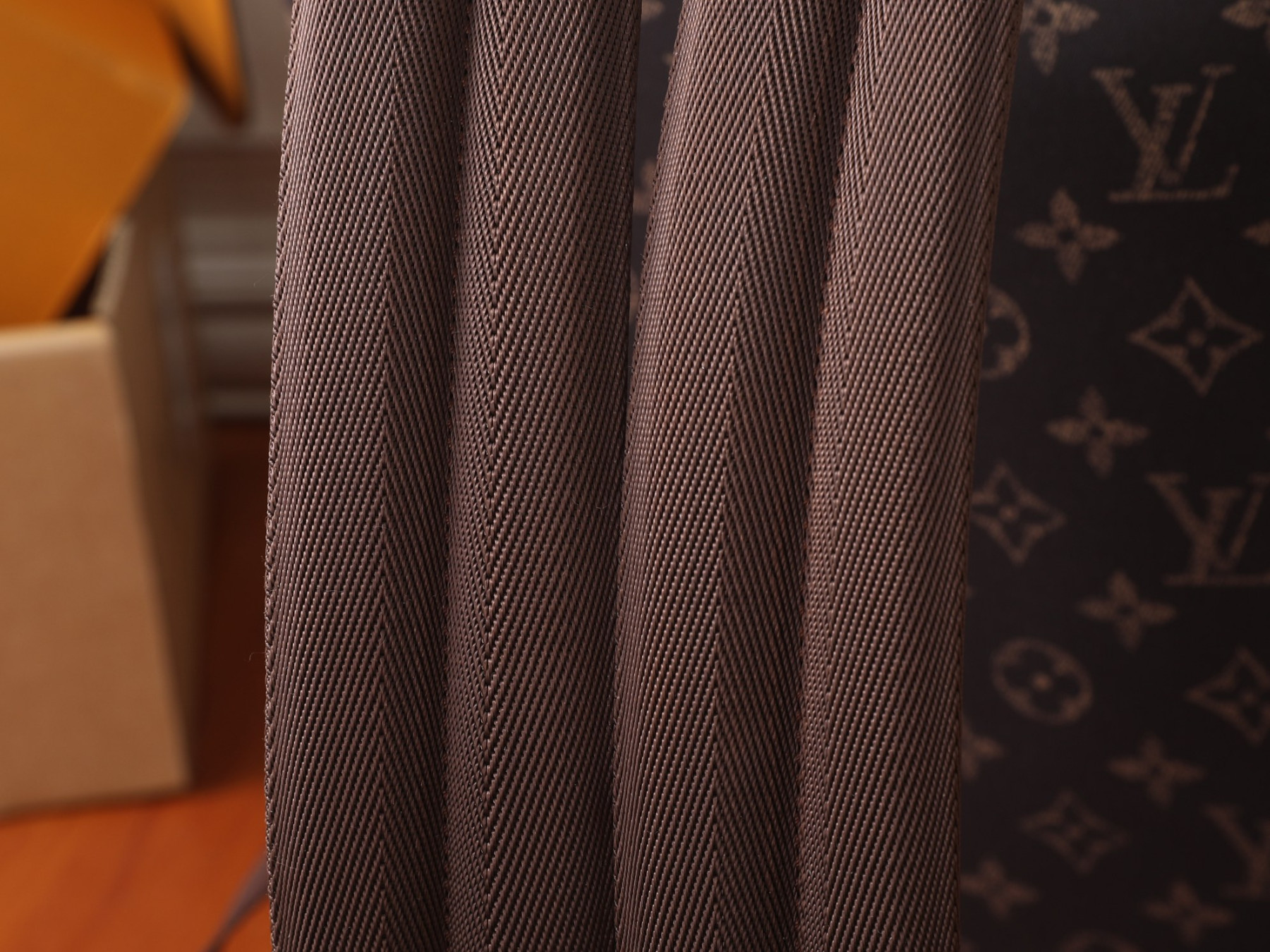 LV Track Backpack MM L0vis Vvtt0n Silk Tech M2A456 34 x 46 x 21 cm