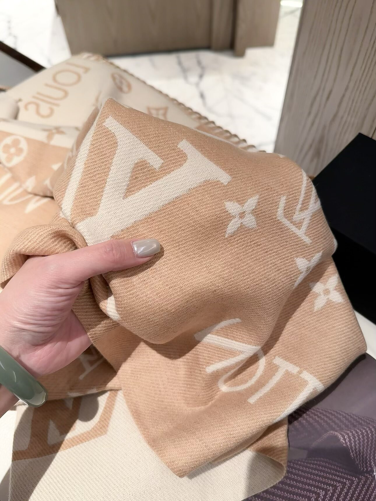 LV scarf
