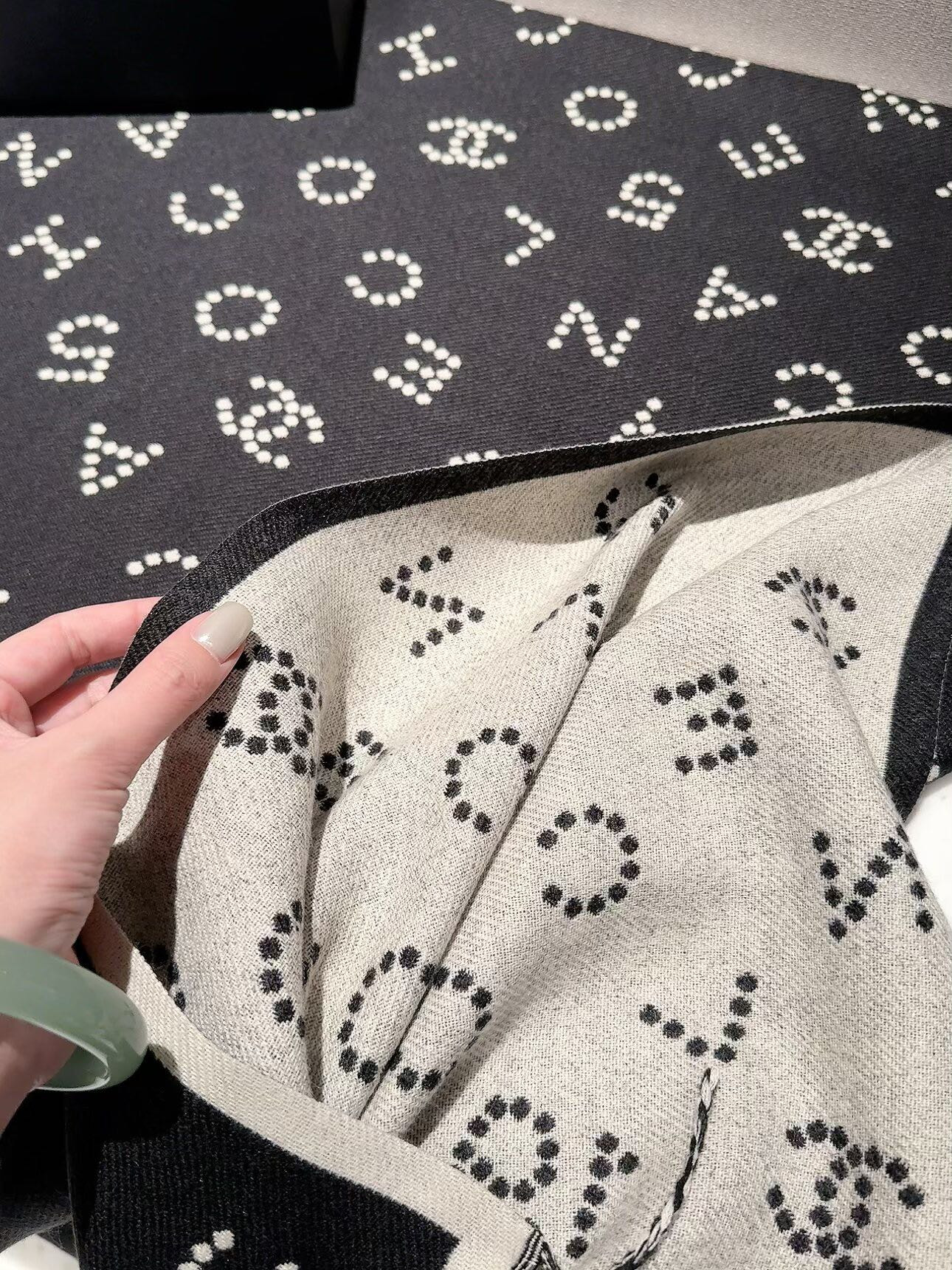 Ch**el scarf